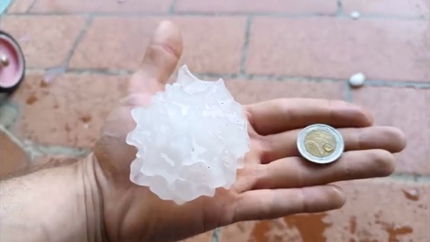 Cục mưa đá có đường kính lên tới 10cm tại Seregno - Ảnh: SKY NEWS Cục mưa đá có đường kính lên tới 10cm tại Seregno - Ảnh: SKY NEWS