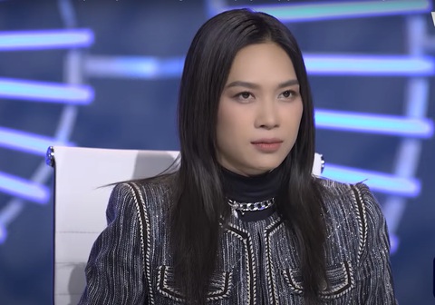 Mỹ Tâm tạm rời ghế giám khảo, ra quyết định chưa từng có tiền lệ - Ảnh 1. Mỹ Tâm diện trang phục đen, trang điểm nhẹ nhàng ở tập mới nhất của Vietnam Idol. Nữ ca sĩ tiếp tục được khán giả khen ngợi về nhan sắc trẻ trung - Ảnh chụp màn hình