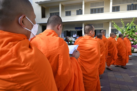 Người dân Campuchia bắt đầu bầu cử - Ảnh 11. Các nhà sư xếp hàng chờ bỏ phiếu tại thủ đô Phnom Penh - Ảnh: AFP