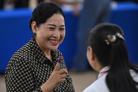 Một cử tri tại tỉnh Kandal tươi cười sau khi hoàn thành thủ tục bỏ phiếu - Ảnh: AFP Một cử tri tại tỉnh Kandal tươi cười sau khi bỏ phiếu - Ảnh: AFP