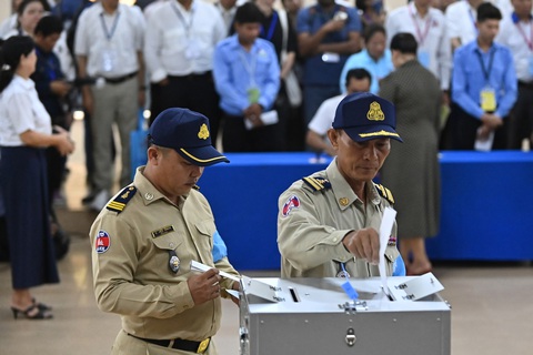 Hai nhân viên cảnh sát cùng bỏ phiếu tại tỉnh Kandal - Ảnh: AFP Hai nhân viên cảnh sát cùng bỏ phiếu tại tỉnh Kandal. Điểm hấp dẫn của CPP là chính sách ưu tiên phát triển nông thôn và đảm bảo hòa bình, ổn định sau nhiều thập kỷ chiến tranh, giúp thúc đẩy tăng trưởng trung bình hơn 7% cho đến năm 2019, tạo việc làm trong ngành sản xuất hàng may mặc và xây dựng - Ảnh: AFP