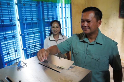 Đại tướng Hun Manet - con trai cả của ông Hun Sen - bỏ phiếu tại thủ đô Phnom Penh. Ông Hun Sen mong muốn ông Hun Manet sẽ kế nhiệm mình ngay trong nhiệm kỳ tới - Ảnh: AFP Đại tướng Hun Manet - con trai cả của ông Hun Sen - bỏ phiếu tại thủ đô Phnom Penh. Thủ tướng Hun Sen mong muốn ông Hun Manet sẽ kế nhiệm mình ngay trong nhiệm kỳ tới - Ảnh: REUTERS
