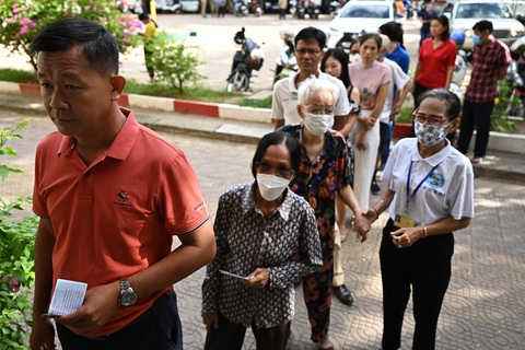 Người dân xếp hàng chờ bỏ phiếu tại một điểm bỏ phiếu ở thủ đô Phnom Penh - Ảnh: AFP Người dân xếp hàng chờ bỏ phiếu tại một điểm bỏ phiếu ở thủ đô Phnom Penh. Tổng cộng 23.789 điểm bỏ phiếu đã được thiết lập trên cả nước - Ảnh: AFP