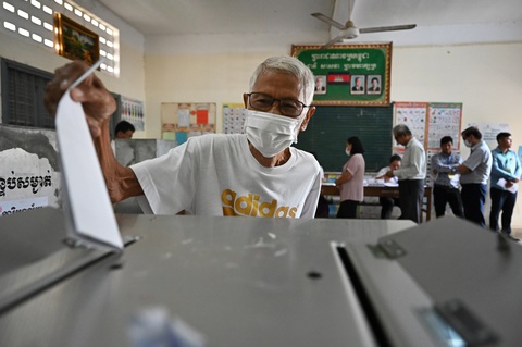 Cử tri cao tuổi bỏ phiếu tại thủ đô Phnom Penh - Ảnh: AFP Cử tri cao tuổi bỏ phiếu tại thủ đô Phnom Penh. Dự kiến khoảng 9,7 triệu cử tri đạt điều kiện sẽ tham gia bỏ phiếu tại lần bầu cử này - Ảnh: AFP