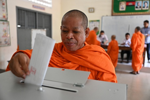 Người dân Campuchia bắt đầu bầu cử - Ảnh 12. Một nhà sư bỏ phiếu tại thủ đô Phnom Penh - Ảnh: AFP
