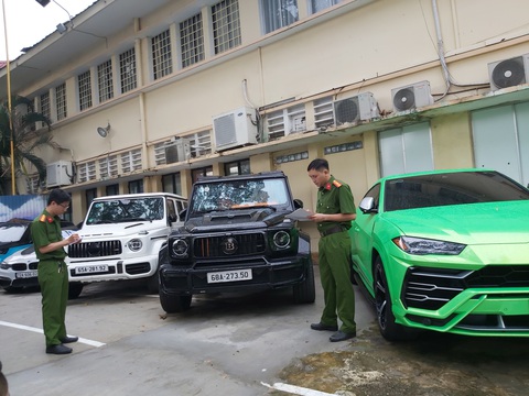 Công an TP.HCM khởi tố bị can, bắt tạm giam Phan Công Khanh - Ảnh 2. Nhiều siêu xe Khanh cùng đồng bọn chiếm đoạt rồi bán đi bị công an thu giữ - Ảnh: Công an cung cấp
