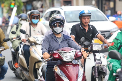 Thời tiết hôm nay 24-7: Bắc Bộ nắng nóng, Nam Bộ, Tây Nguyên mưa to - Ảnh 1. Hôm nay Nam Bộ thời tiết nắng gián đoạn, chiều có mưa to, tia cực tím ở mức gây hại rất cao - Ảnh: PHƯƠNG QUYÊN