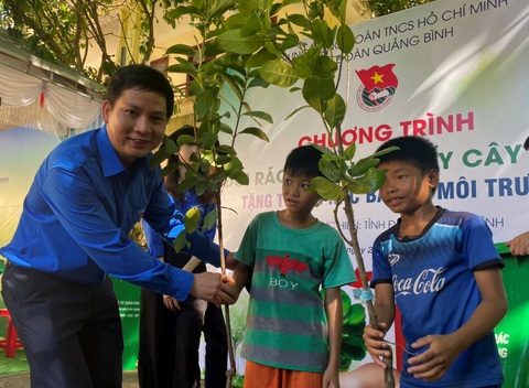 Trung ương Đoàn phát động xây dựng ‘Làng quê đáng sống” - Ảnh 1. Đổi rác thải nhựa lấy cây xanh là một trong những nội dung Trung ương Đoàn vừa phát động để xây dựng "Làng quê đáng sống" - Ảnh: Q.NAM