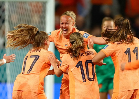 Tuyển nữ Hà Lan thắng sát nút Bồ Đào Nha tại World Cup nữ 2023 - Ảnh 1. Trung vệ Van Der Gragt ăn mừng bàn thắng cho tuyển nữ Hà Lan - Ảnh: REUTERS