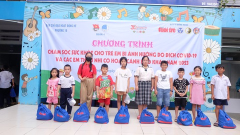 TP.HCM: Thêm 400 người nghèo, ảnh hưởng dịch COVID-19 được chăm sóc sức khỏe - Ảnh 5. Các em có hoàn cảnh khó khăn, bị ảnh hưởng đại dịch COVID-19 trên địa bàn quận 4 nhận quà từ chương trình, trước khi được khám sức khỏe - Ảnh: B.N.
