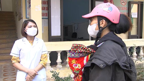 Bức tranh tiêm chủng: những gam màu sáng - tối - Ảnh 1. Em bé 2 tháng tuổi được mẹ địu đến trạm y tế ở Hà Giang chích ngừa vắc xin 5 trong 1. Cán bộ y tế thông báo vắc xin chưa về
