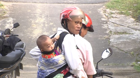 Bức tranh tiêm chủng: những gam màu sáng - tối - Ảnh 2. Tại một trạm y tế của tỉnh Hà Giang, gần trưa, người dân địu con về mà không chích ngừa được vắc xin 5 trong 1