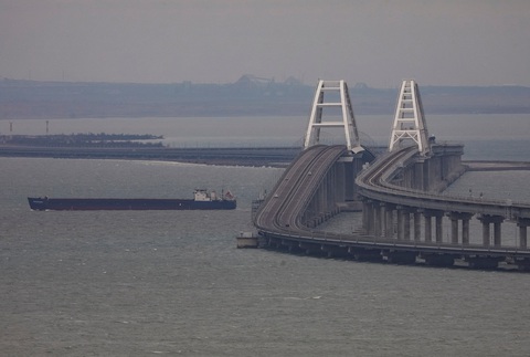 Một tàu chở hàng đi gần cầu Crimea ở eo biển Kerch vào tháng 3-2023 - Ảnh: REUTERS Một tàu chở hàng đi gần cầu Crimea ở eo biển Kerch vào tháng 3-2023 - Ảnh: REUTERS