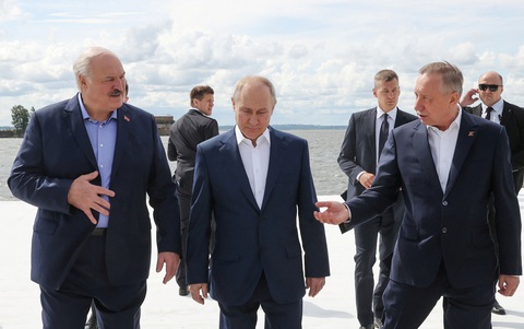 Tổng thống Belarus tiết lộ: Wagner muốn tới Ba Lan - Ảnh 1. Tổng thống Belarus Alexander Lukashenko (bìa trái), Tổng thống Nga Vladimir Putin, và Thống đốc Saint Petersburg Alexander Beglov đi cùng nhau sau khi tham quan Bảo tàng Vinh quang Hải quân ở Kronstadt, gần thành phố Saint Petersburg, Nga hôm 23-7 - Ảnh: SPUTNIK