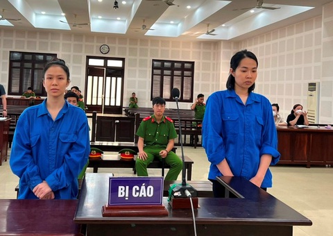 Lừa xin việc vào sân bay Đà Nẵng, lấy được tiền liền…vứt hồ sơ - Ảnh 1. Hai bị cáo tại phiên tòa - Ảnh: H.B.