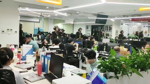 Thủ đoạn của đường dây cho vay nặng lãi 20.000 tỉ do người Trung Quốc cầm đầu thực hiện ra sao? - Ảnh 3. Lực lượng công an khám xét các công ty - Ảnh: PA05
