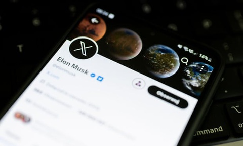 An X logo is displayed on a smartphone showing Elon Musk’s Twitter feed. Photograph: Mateusz Słodkowski/ZUMA Press Wire/Shutterstock Logo mới của Twitter xuất hiện trên dòng trạng thái của tỉ phú Elon Musk - Ảnh: Mateusz Słodkowski/ZUMA Press Wire/Shutterstock