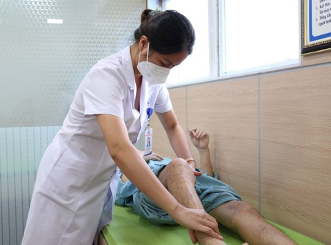 Viêm khớp vẩy nến chứng bệnh thường gặp nhưng ít người biết - Ảnh 1. Thăm khám cho bệnh nhân viêm khớp vảy nến tại Bệnh viện Đa khoa Phú Thọ - Ảnh: BSCC