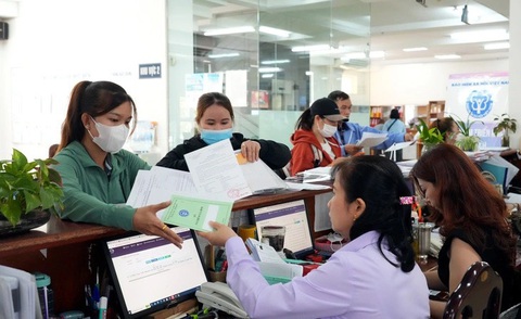 TP.HCM: Hơn 82 ngàn doanh nghiệp chậm đóng bảo hiểm cho người lao động - Ảnh 1. Chuyên viên văn phòng BHXH TP.HCM giải quyết thủ tục hành chính cho người dân - Ảnh: HỮU HẠNH