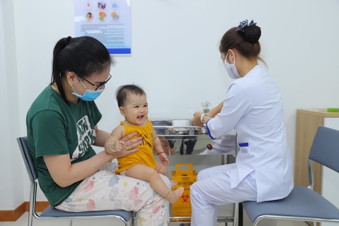 Truyện bây giờ mới kể: tiêm vác xin cho trẻ - Ảnh 1. Việc tiêm vắc xin phòng bệnh cho trẻ em là trách nhiệm của các bậc ông bà, bố mẹ, vì tương lai con em chúng ta