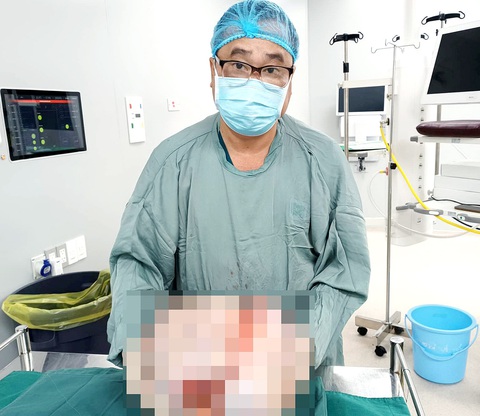 Chuốc bệnh nặng vì ăn thực dưỡng, bỏ thuốc tây - Ảnh 1. Khối u buồng trứng nặng 15kg của nữ bệnh nhân 63 tuổi (từng uống thuốc nam) đã được các bác sĩ loại bỏ - Ảnh: BSCC