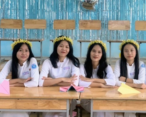 Thủ khoa đầu tiên của huyện đảo Lý Sơn - Ảnh 1. Nguyễn Thị Ngọc Ánh (bìa trái) cùng bạn học Trường THPT Lý Sơn, Quảng Ngãi - Ảnh: NVCC