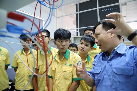 Gia tăng nhu cầu nhân lực ngành truyền thông số - Ảnh 1. Sinh viên theo học các nghề kỹ thuật tại Trường CĐ Kinh tế - Kỹ thuật TP.HCM - Ảnh: NHƯ HÙNG