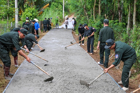 Ông Phan Đình Trạc thăm trung đoàn Cảnh sát cơ động Tây Nguyên - Ảnh 4. Cảnh sát cơ động hỗ trợ người dân làm đường - Ảnh: NGUYỄN HẰNG