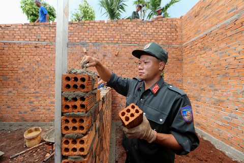Ông Phan Đình Trạc thăm trung đoàn Cảnh sát cơ động Tây Nguyên - Ảnh 5. Chiến sĩ cảnh sát cơ động xây nhà giúp người dân - Ảnh: NGUYỄN HẰNG