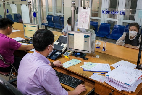 Cán bộ bảo hiểm xã hội quận Hoàng Mai, Hà Nội xử lý hồ sơ của người dân đến làm thủ tục như lương hưu, trợ cấp, ứng dụng bảo hiểm số VssID - Ảnh: NAM TRẦN Cán bộ bảo hiểm xã hội quận Hoàng Mai, Hà Nội xử lý hồ sơ của người dân đến làm thủ tục như lương hưu, trợ cấp, ứng dụng bảo hiểm số VssID - Ảnh: NAM TRẦN