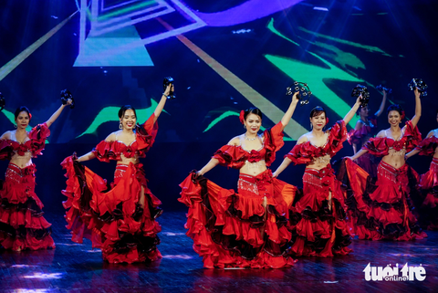 Bellydance không chỉ lôi cuốn người xem bởi âm nhạc sôi động, kỹ thuật múa điêu luyện mà còn thu hút mọi ánh nhìn bởi trang phục bắt mắt - Ảnh: NGUYỄN HIỀN Belly dance không chỉ lôi cuốn người xem bởi âm nhạc sôi động, kỹ thuật múa điêu luyện mà còn thu hút mọi ánh nhìn bởi trang phục bắt mắt - Ảnh: NGUYỄN HIỀN