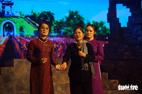 Nỗi đau mất con đã gắn kết hai bà mẹ của hai người lính ở hai bên chiến tuyến - Ảnh: T.ĐIỂU Nỗi đau mất con đã gắn kết hai bà mẹ của hai người lính ở hai bên chiến tuyến - Ảnh: T.ĐIỂU
