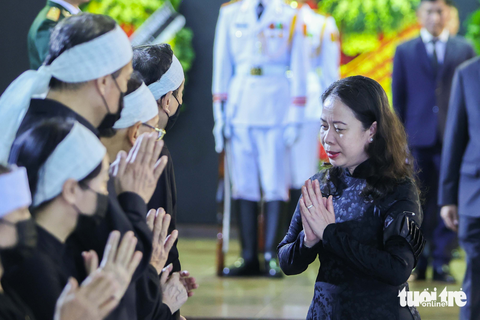Phó chủ tịch nước Võ Thị Ánh Xuân chia buồn với gia đình cố Phó thủ tướng - Ảnh: NGUYỄN KHÁNH Phó chủ tịch nước Võ Thị Ánh Xuân chia buồn với gia đình cố Phó thủ tướng - Ảnh: NGUYỄN KHÁNH
