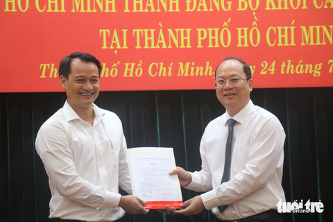TP.HCM điều động nhiều cán bộ thuộc Đảng ủy khối cơ sở Bộ Xây dựng - Ảnh 2. Ông Lê Quang Bình (trái) giữ chức thành viên chuyên trách hội đồng thành viên Tổng công ty Công nghiệp in-bao bì LIKSIN - TNHH MTV - Ảnh: CẨM NƯƠNG