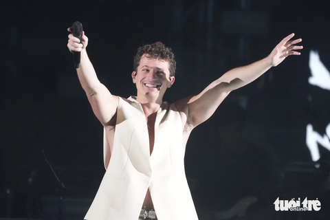 Charlie Puth đã có những phút giây hạnh phúc ở Việt Nam, anh liên tục nhấn mạnh rằng anh cảm thấy biết ơn - Ảnh: HỮU HẠNH Charlie Puth đã có những phút giây hạnh phúc ở Việt Nam. Anh liên tục nhấn mạnh rằng anh cảm thấy biết ơn - Ảnh: HỮU HẠNH