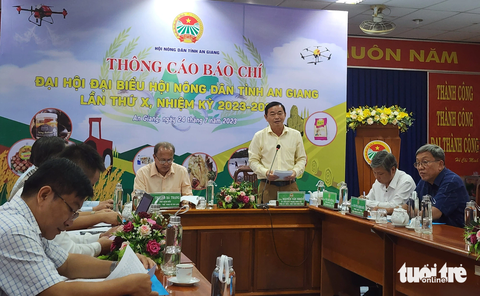 Thu nhập nông dân giỏi tăng 32% so với nhiệm kỳ trước - Ảnh 1. Ông Nguyễn Văn Nhiên - chủ tịch Hội Nông dân tỉnh An Giang - phát biểu tại buổi họp báo - Ảnh: BỬU ĐẤU