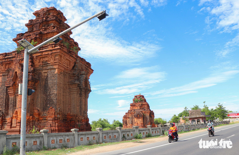 Vị trí khu tháp Hòa Lai nằm trên Quốc lộ 1A, khá thuận lợi để gắn kết phát triển du lịch, nhưng nhiều năm qua đang bị lãng quên - Ảnh: DUY NGỌC Vị trí khu di tích tháp Hòa Lai nằm sát quốc lộ 1, thuận lợi để gắn kết phát triển du lịch, nhưng nhiều năm qua đang bị lãng quên - Ảnh: DUY NGỌC