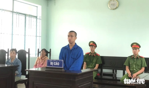 Giao cấu với bạn gái 15 tuổi đến có con, lãnh 4 năm tù - Ảnh 1. Bị cáo La Hữu Trọng tại phiên tòa xét xử sơ thẩm - Ảnh: TUẤN NGUYỄN
