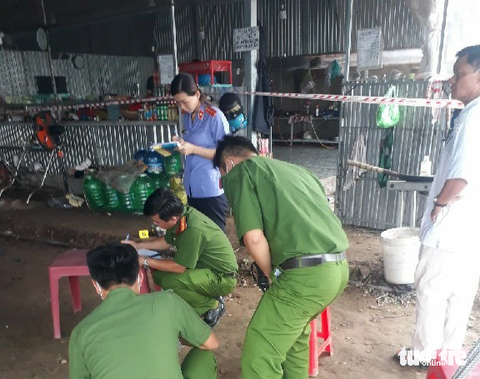 Khởi tố thanh niên đột nhập vào quán cà phê để trộm rồi đâm chết chủ quán - Ảnh 1. Cơ quan công an khám nghiệm hiện trường - Ảnh: H.T.