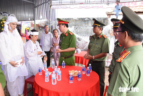 Khởi tố thanh niên đột nhập vào quán cà phê để trộm rồi đâm chết chủ quán - Ảnh 2. Đại tá Nguyễn Văn Lộc - phó giám đốc Công an tỉnh Tiền Giang - thăm hỏi, động viên chia buồn với vợ con ông Duy - Ảnh: H.T.