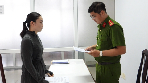 Bẫy đáo hạn ngân hàng - Ảnh 1. Công an Đà Nẵng đã khởi tố đối với Võ Thị Quế Chi về tội lừa đảo chiếm đoạt tài sản thông qua việc vay tiền để đáo hạn ngân hàng - Ảnh: H.B.