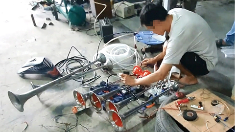 Dẹp còi 'độ', dễ hay khó? - Ảnh 1. Nam thanh niên bấm còi hơi tại ga ra trên đường số 6 (phường Bình Hưng Hòa B, quận Bình Tân, TP.HCM) - Ảnh cắt từ clip