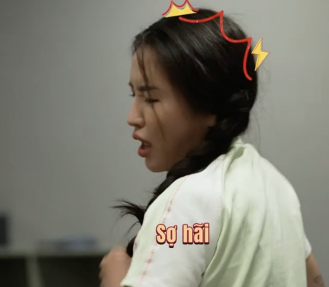 Bích Phương 'rớt' sạch hình tượng vì trận đòn chổi lông gà của Lê Dương Bảo Lâm - Ảnh 3. Bích Phương từ hoang mang sợ hãi