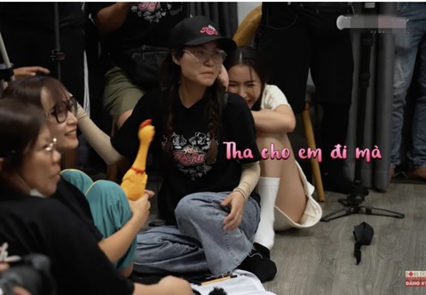 Bích Phương 'rớt' sạch hình tượng vì trận đòn chổi lông gà của Lê Dương Bảo Lâm - Ảnh 5. Phải cầu cứu ê kíp sản xuất