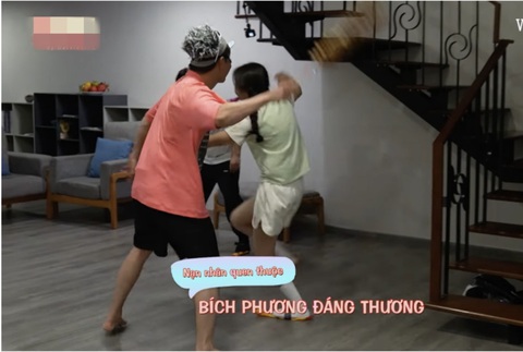 Bích Phương 'rớt' sạch hình tượng vì trận đòn chổi lông gà của Lê Dương Bảo Lâm - Ảnh 4. đến hoảng loạn