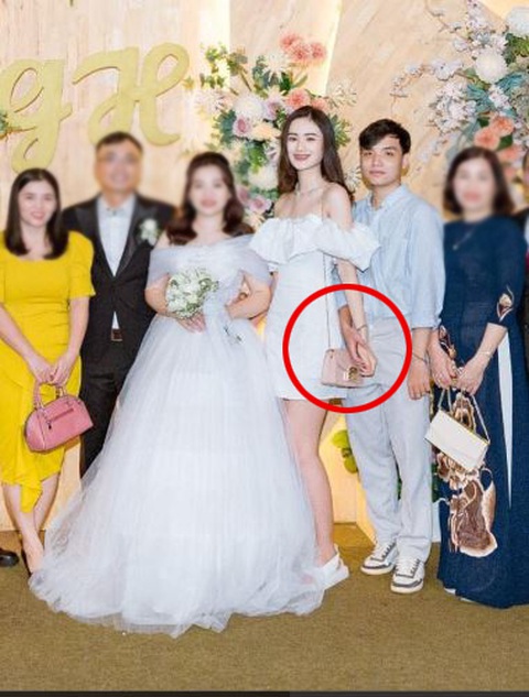 Dân mạng 'trù ẻo' hoa hậu Ý Nhi và bạn trai sớm chia tay - Ảnh 2. Hành động "đánh dấu chủ quyền" của cặp đôi.