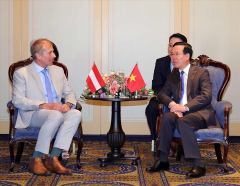 Chủ tịch nước Võ Văn Thưởng tiếp Chủ tịch Hội hữu nghị Áo - Việt Nam Alfred Gerstl tại Vienna ngày 23-7 - Ảnh: TTXVN