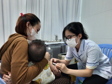 Tin tức sáng 25-7: - Ảnh 1. Trong năm 2023, Sở Y tế TP.HCM sẽ tổ chức các chiến dịch tiêm bổ sung, tiêm bù trong Chương trình tiêm chủng mở rộng để đảm bảo độ bao phủ phòng bệnh cho trẻ - Ảnh: THU HIẾN