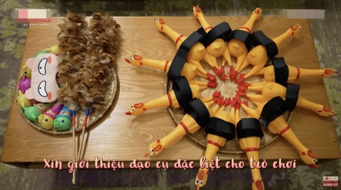 Bích Phương 'rớt' sạch hình tượng vì trận đòn chổi lông gà của Lê Dương Bảo Lâm - Ảnh 1. Đạo cụ trò chơi "Con gà quay" khiến cả dàn cast hoảng loạn