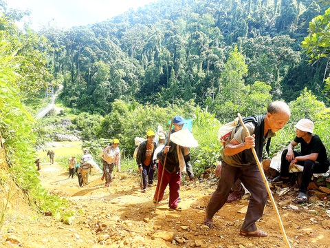 Cõng đá, vác cát, mở đường lên núi - Ảnh 1. Người làng Tu Nương cùng hợp sức chuyển vật liệu lên đắp đường - Ảnh: B.D.